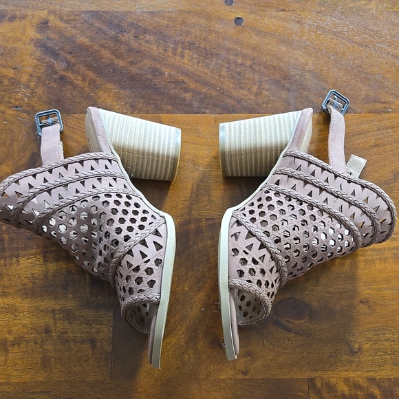 NWOT Torrid Tan Cutout Block Heel Sandals Size 7.5 Wide - Picture 2 of 11